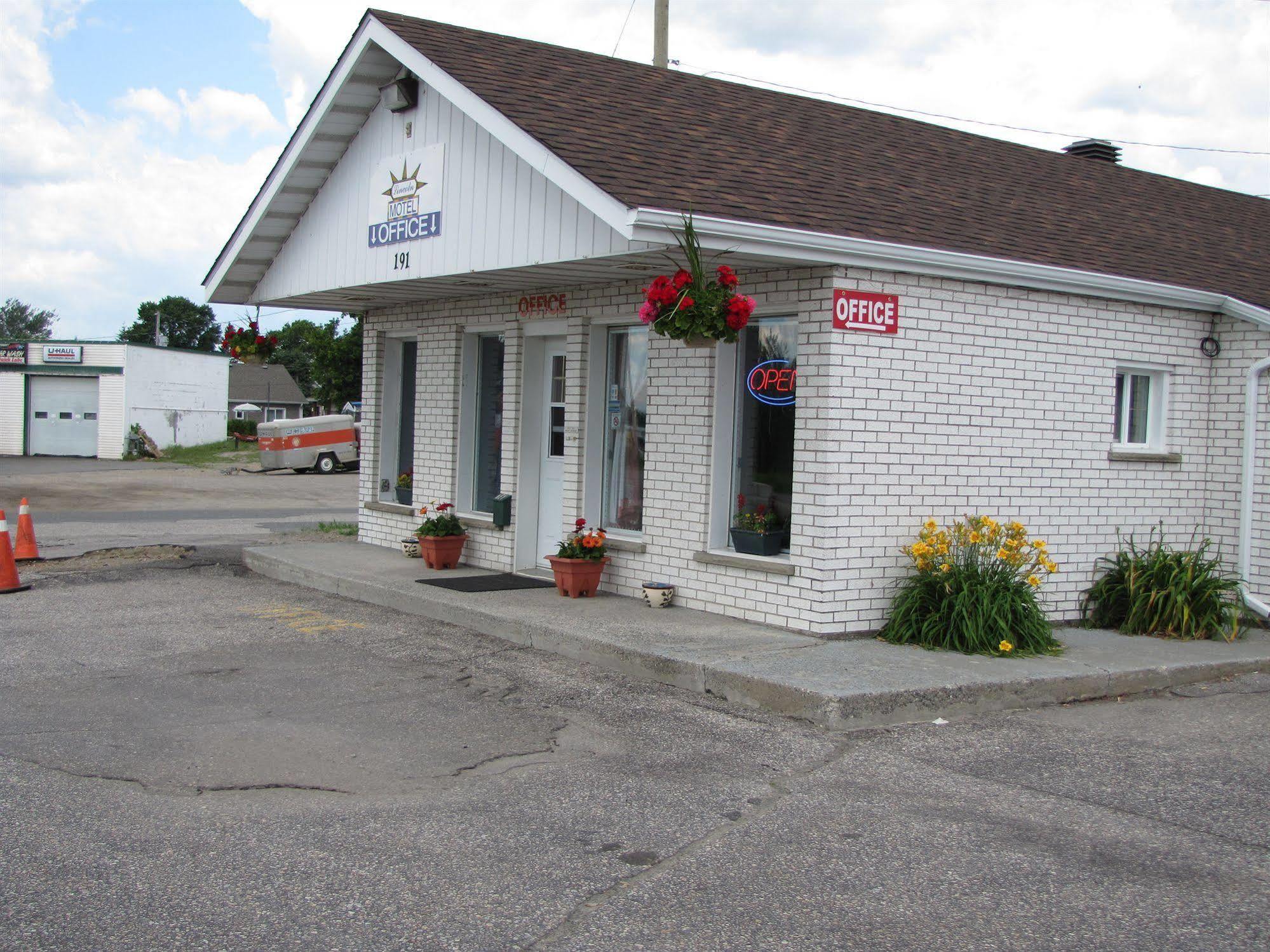 Lincoln Motel Sturgeon Falls Экстерьер фото