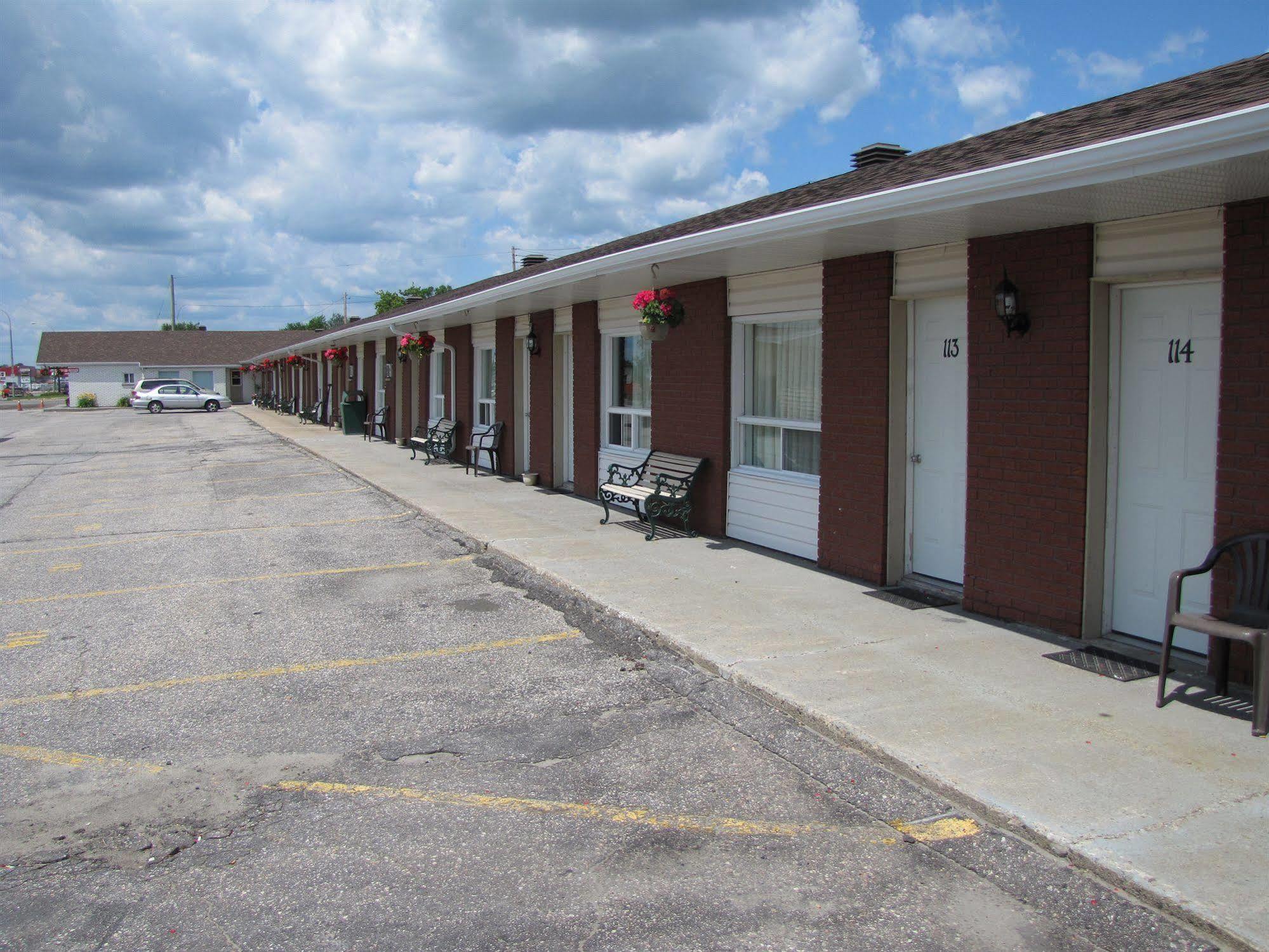 Lincoln Motel Sturgeon Falls Экстерьер фото