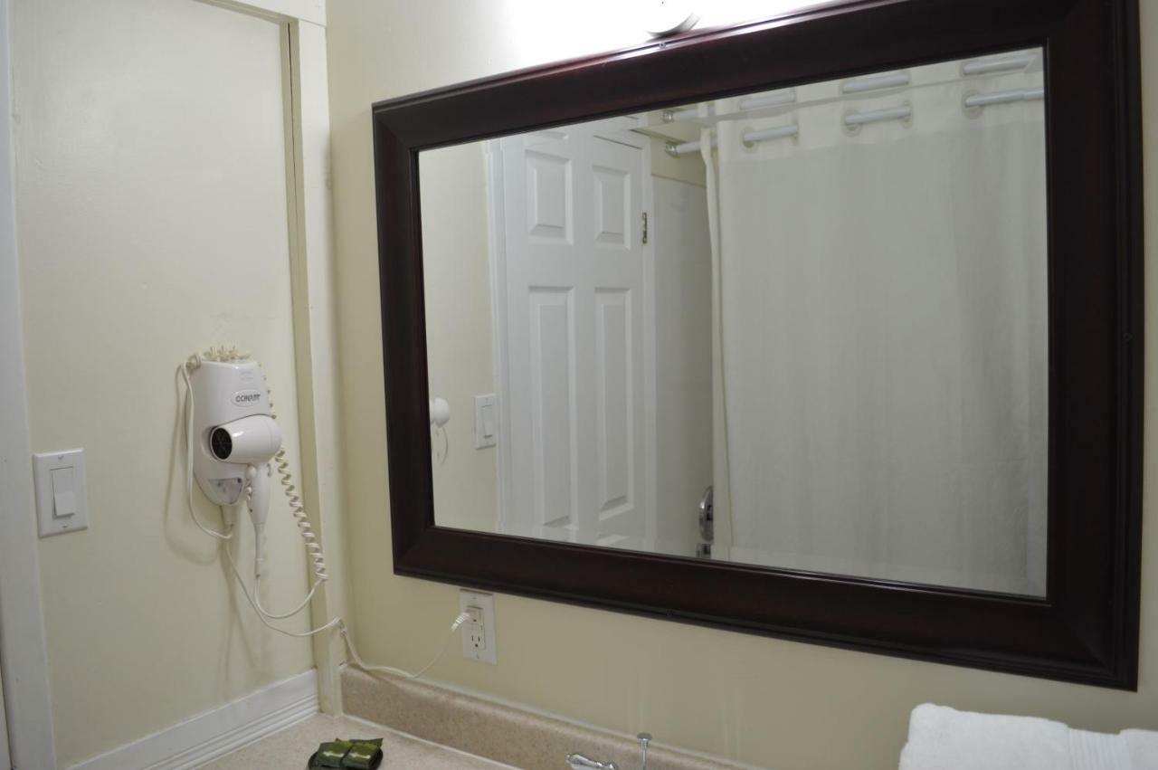 Lincoln Motel Sturgeon Falls Экстерьер фото
